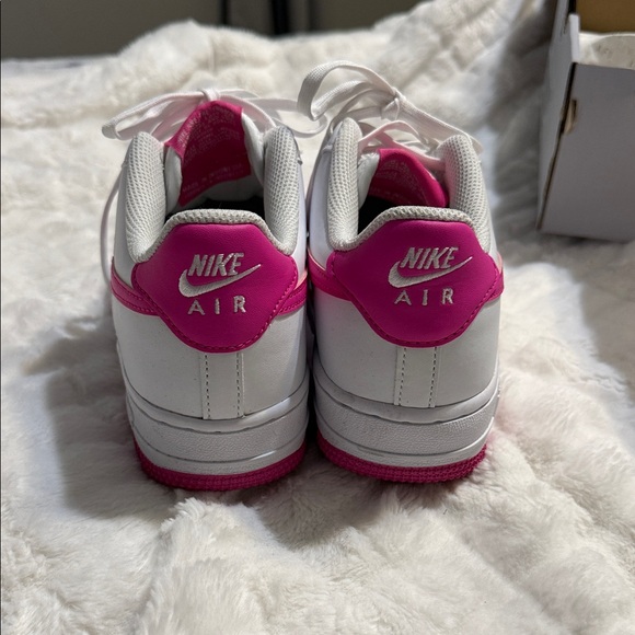 Nike White and Pink Athletic Shoes - Picture 4 of 6